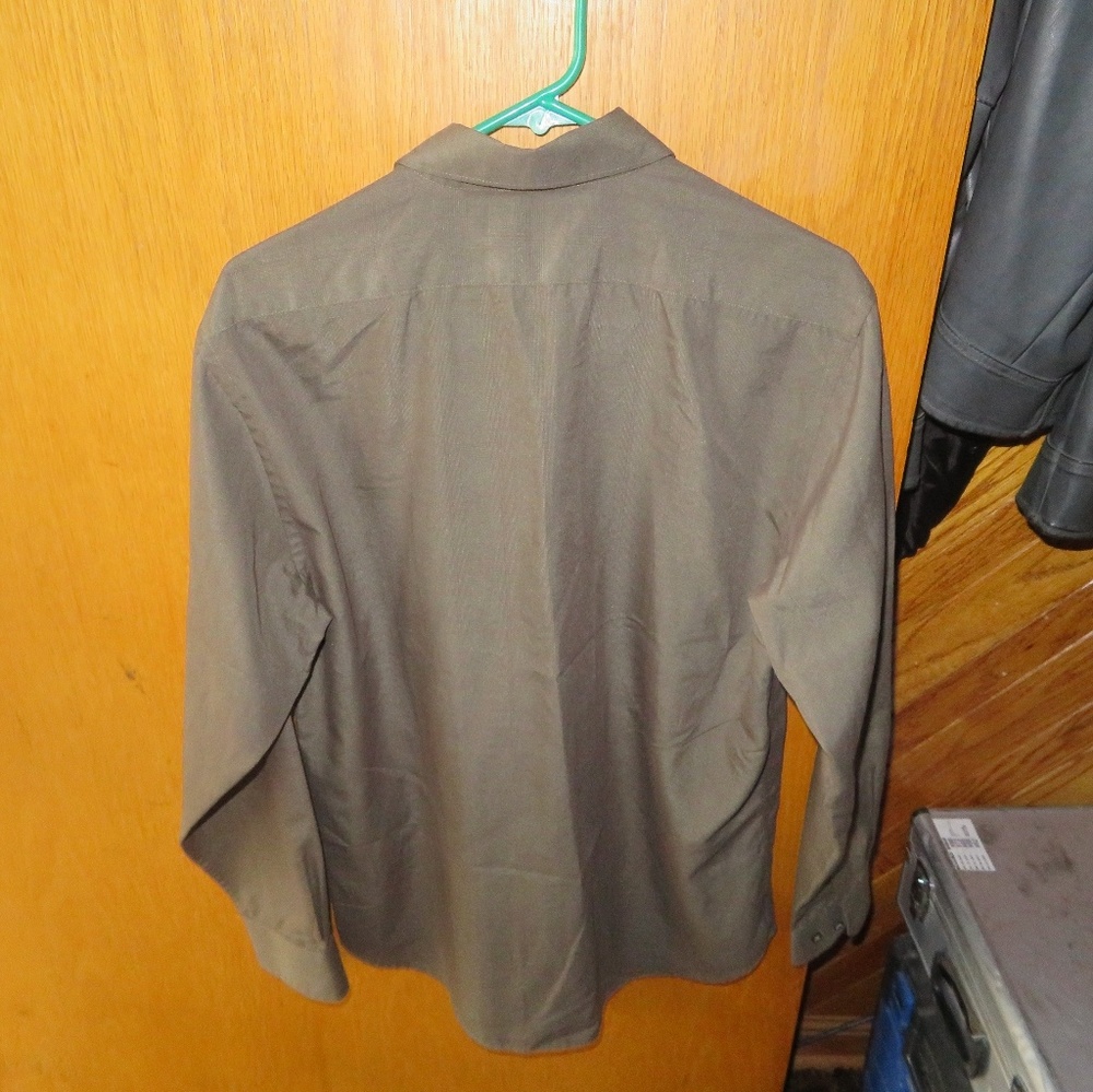 Button up shirt - Picture 2 of 3